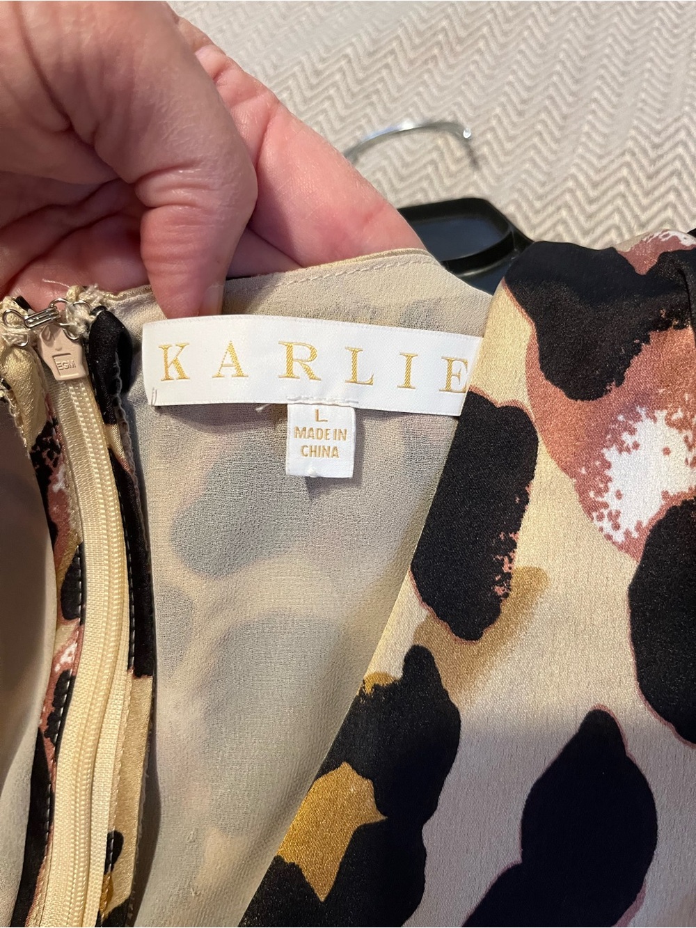 KARLIE Leopard Print Puff Sleeve Peplum Top. Zipper back. So cute! Large. - Picture 5 of 10